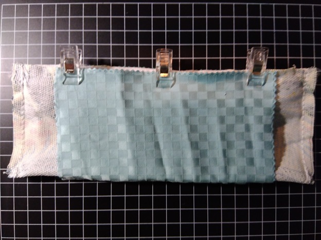 白い足のオブジェ１