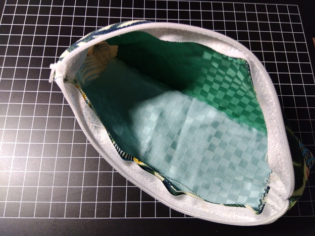 白い足のオブジェ１