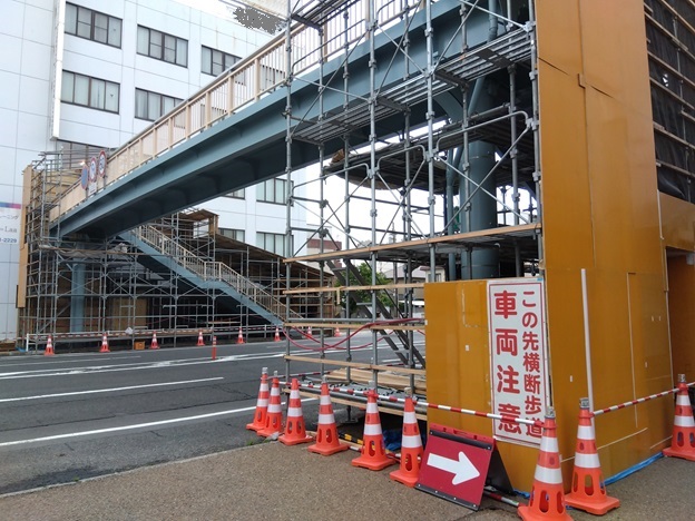 囲いがとれた歩道橋
