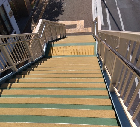 完成した歩道橋